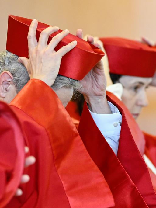Der erste Senat des Bundesverfassungsgerichts - Stephan Harbarth (l) und Yvonne Ott - kommt in den Verhandlungssaal des Bundesverfassungsgerichts.