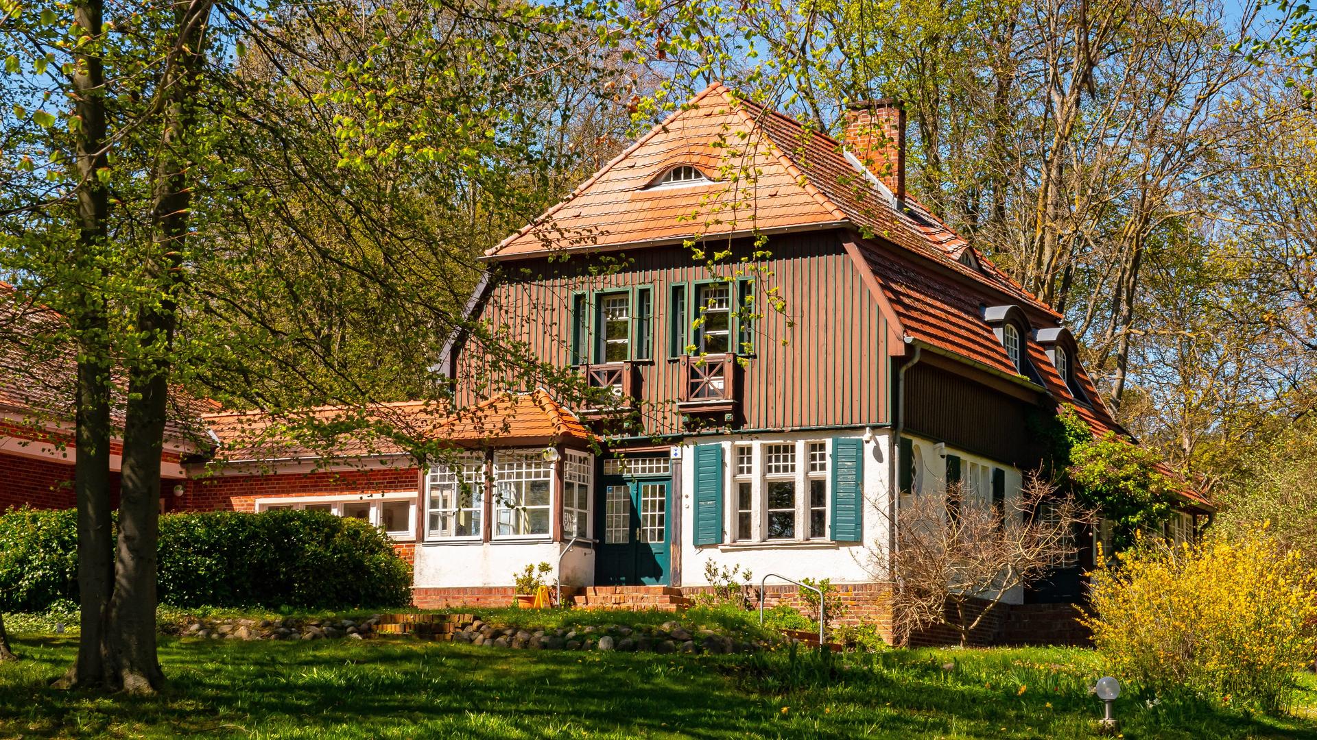 Blick auf das Wohnhaus des Schriftstellers und Literaturnobelpreisträgers Gerhart Hauptmann (1862-1946). Heute beherbergt das Gebäude nahe Kloster ein Museum. Blick auf das Wohnhaus des Schriftstellers und Literaturnobelpreisträgers Gerhart Hauptmann (1862-1946). Heute beherbergt das Gebäude nahe Kloster ein Museum.