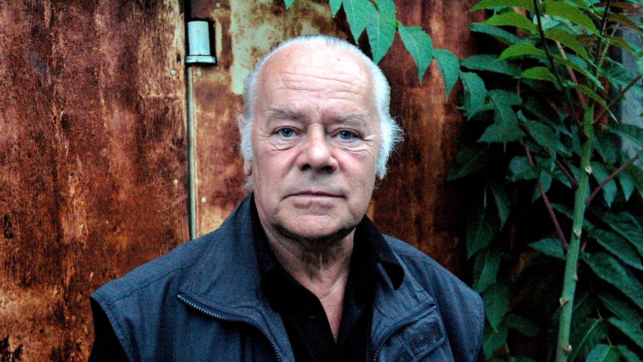 Hans Joachim Hespos steht vor einer wand und schaut in die Kamera Hans Joachim Hespos steht vor einer wand und schaut in die Kamera