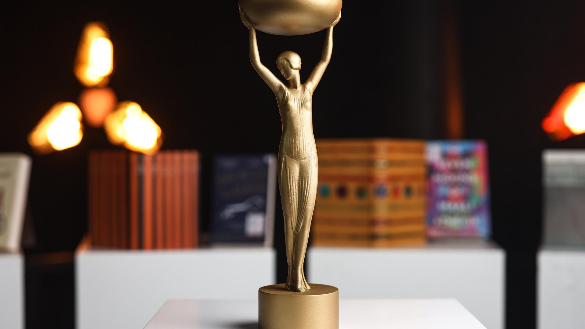 Die neu gestaltete Original-Trophäe des Booker Prize von 1969, die 2005 wieder eingeführt wurde. Die neu gestaltete Original-Trophäe des Booker Prize von 1969, die 2005 wieder eingeführt wurde.