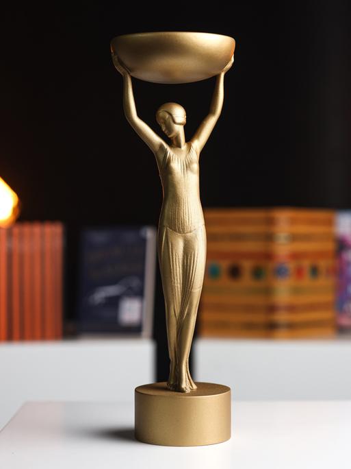 Die neu gestaltete Original-Trophäe des Booker Prize von 1969, die 2005 wieder eingeführt wurde. Die neu gestaltete Original-Trophäe des Booker Prize von 1969, die 2005 wieder eingeführt wurde.