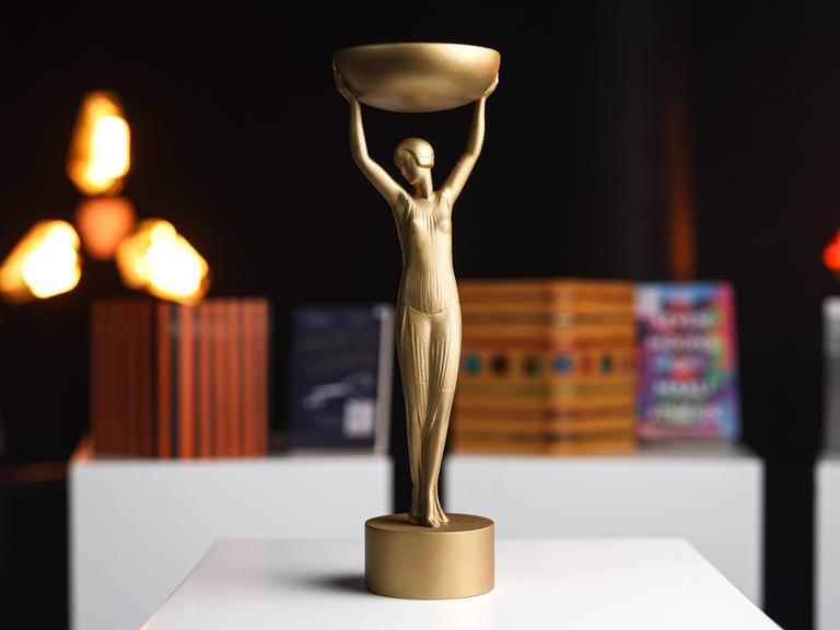 Die neu gestaltete Original-Trophäe des Booker Prize von 1969, die 2005 wieder eingeführt wurde. Die neu gestaltete Original-Trophäe des Booker Prize von 1969, die 2005 wieder eingeführt wurde.