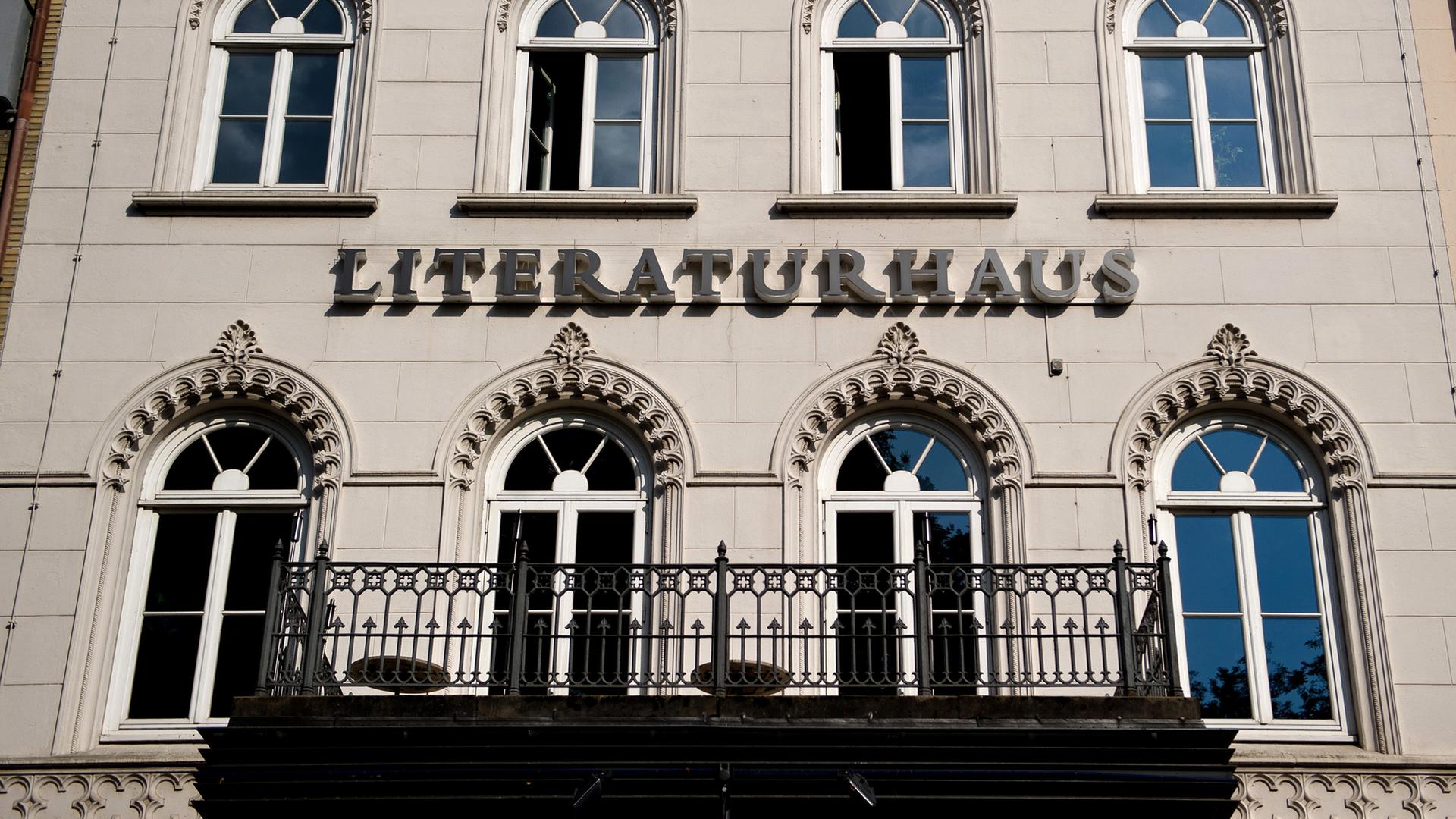 Blick auf das Literaturhaus in Hamburg mit der Aufschrift "Literaturhaus".