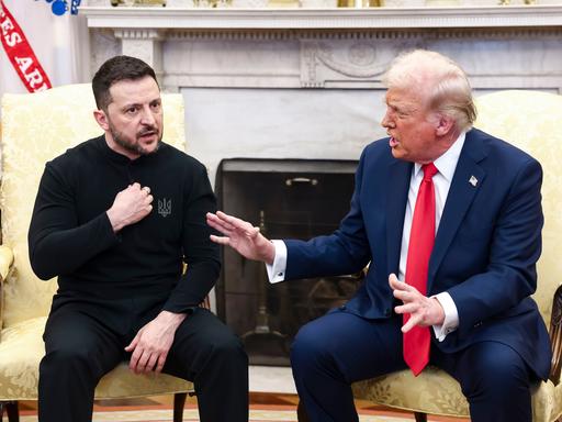 Der ukrainische Präsident Wolodymyr Selenskyj spricht im Oval Office mit US-Präsident Donald Trump 