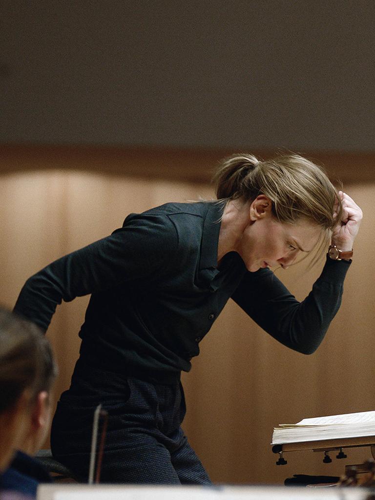 Cate Blanchett dirigiert in leidenschaftlicher Pose ein Orchester im Film "Tár", 2023.