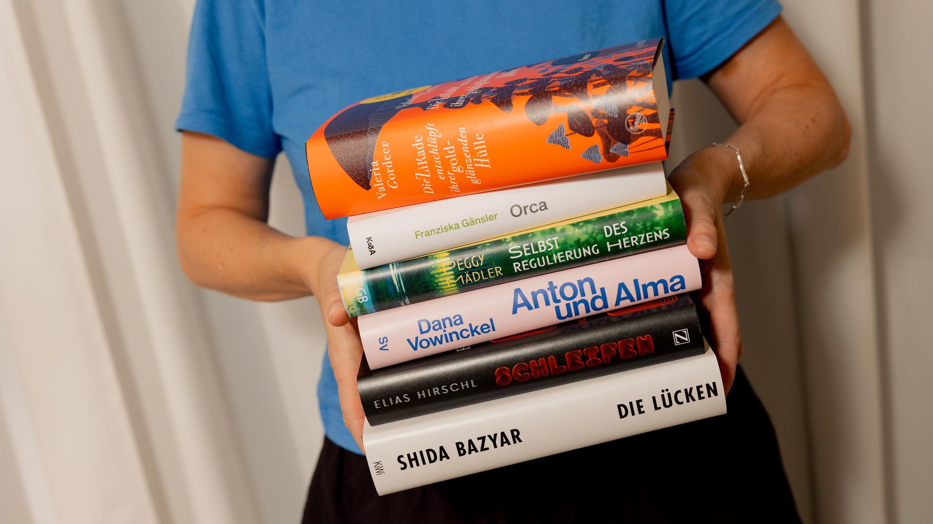 Das Foto zeigt einen Bücherstapel mit den Titeln der sechs Romane, die für die Shortlist des Deutschen Buchpreises ausgewählt wurden. Das Foto zeigt einen Bücherstapel mit den Titeln der sechs Romane, die für die Shortlist des Deutschen Buchpreises ausgewählt wurden.