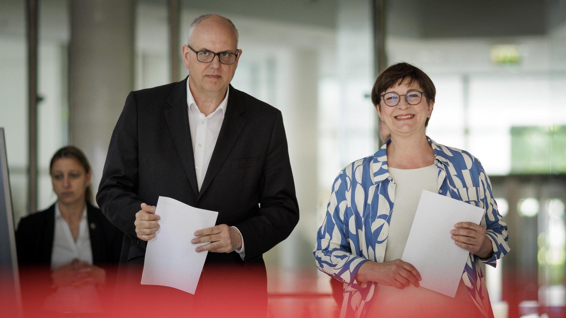 SPD-Vorsitzende Saskia Esken (re.) und der Bremer Bürgermeister Andreas Bovenschulte 