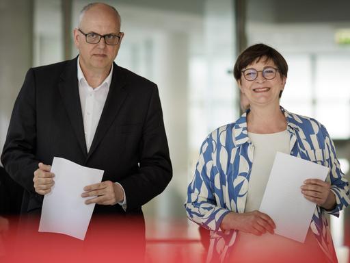 SPD-Vorsitzende Saskia Esken (re.) und der Bremer Bürgermeister Andreas Bovenschulte 