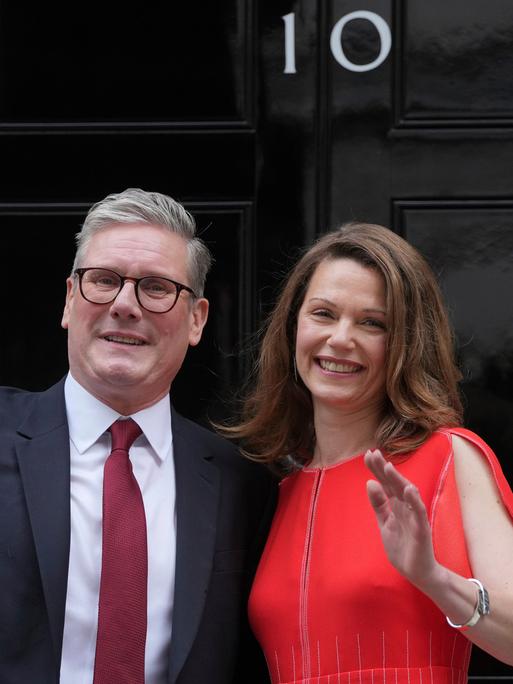 Der neue britische Regierungschef Keir Starmer und seine Frau Victoria auf den Stufen vor Downing Street 10 in London, dem offiziellen Sitz des Premierministers.