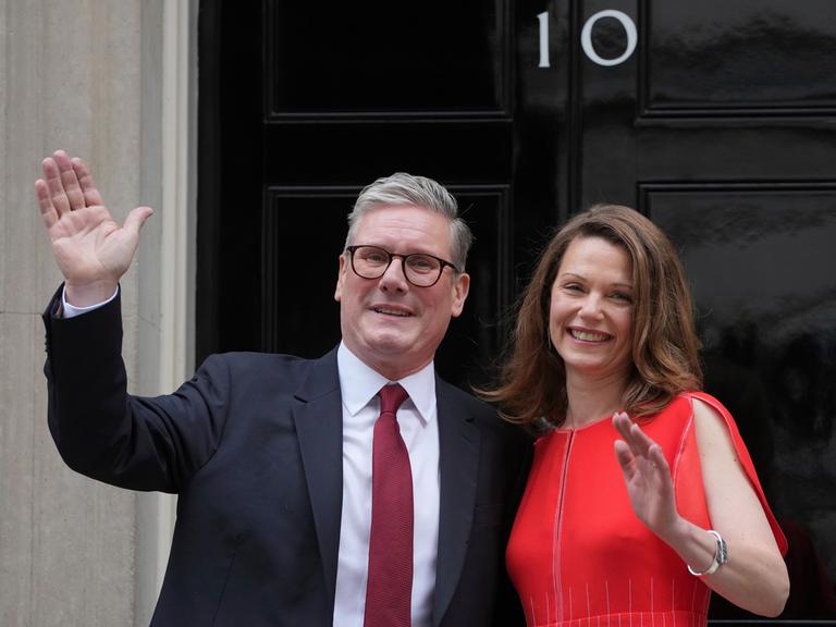 Der neue britische Regierungschef Keir Starmer und seine Frau Victoria auf den Stufen vor Downing Street 10 in London, dem offiziellen Sitz des Premierministers.