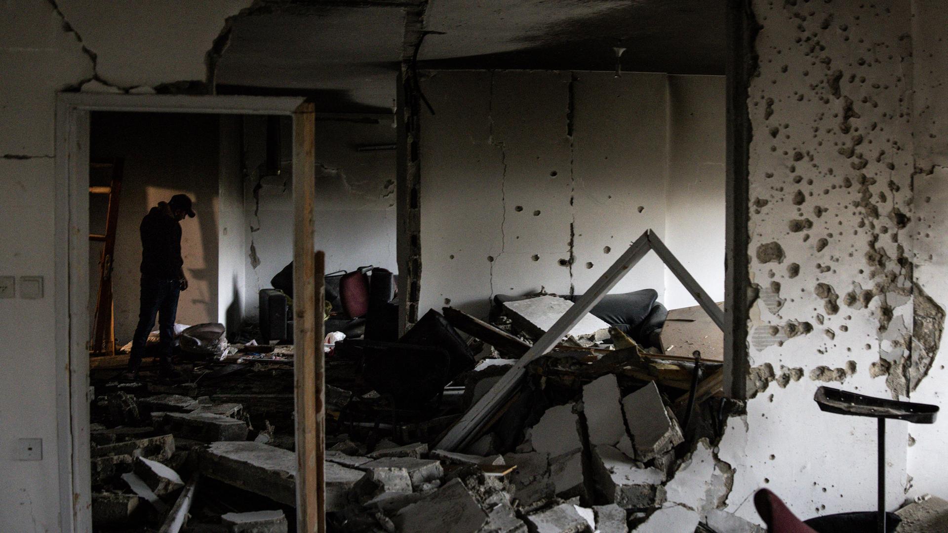 Ein Mann geht durch durch eine israelische Militäroperation zerstörtes Haus in der Nähe von Nablus im Westjordanland.