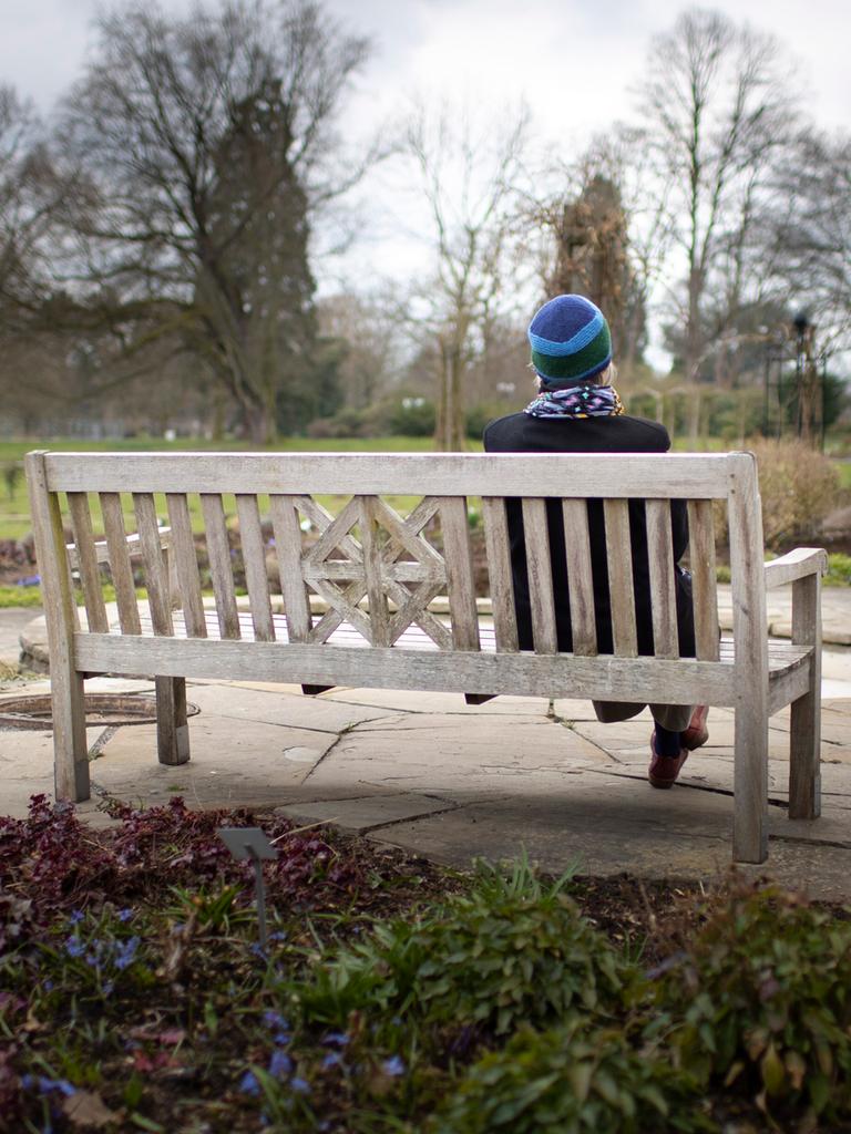 Eine Rentnerin sitzt auf einer Parkbank im Westfalenpark Dortmund (Symbolbild)