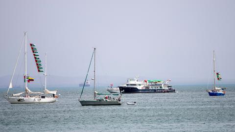 Boote der Global Sumud Flotilla auf dem Weg nach Gaza ankern vor einer Küste