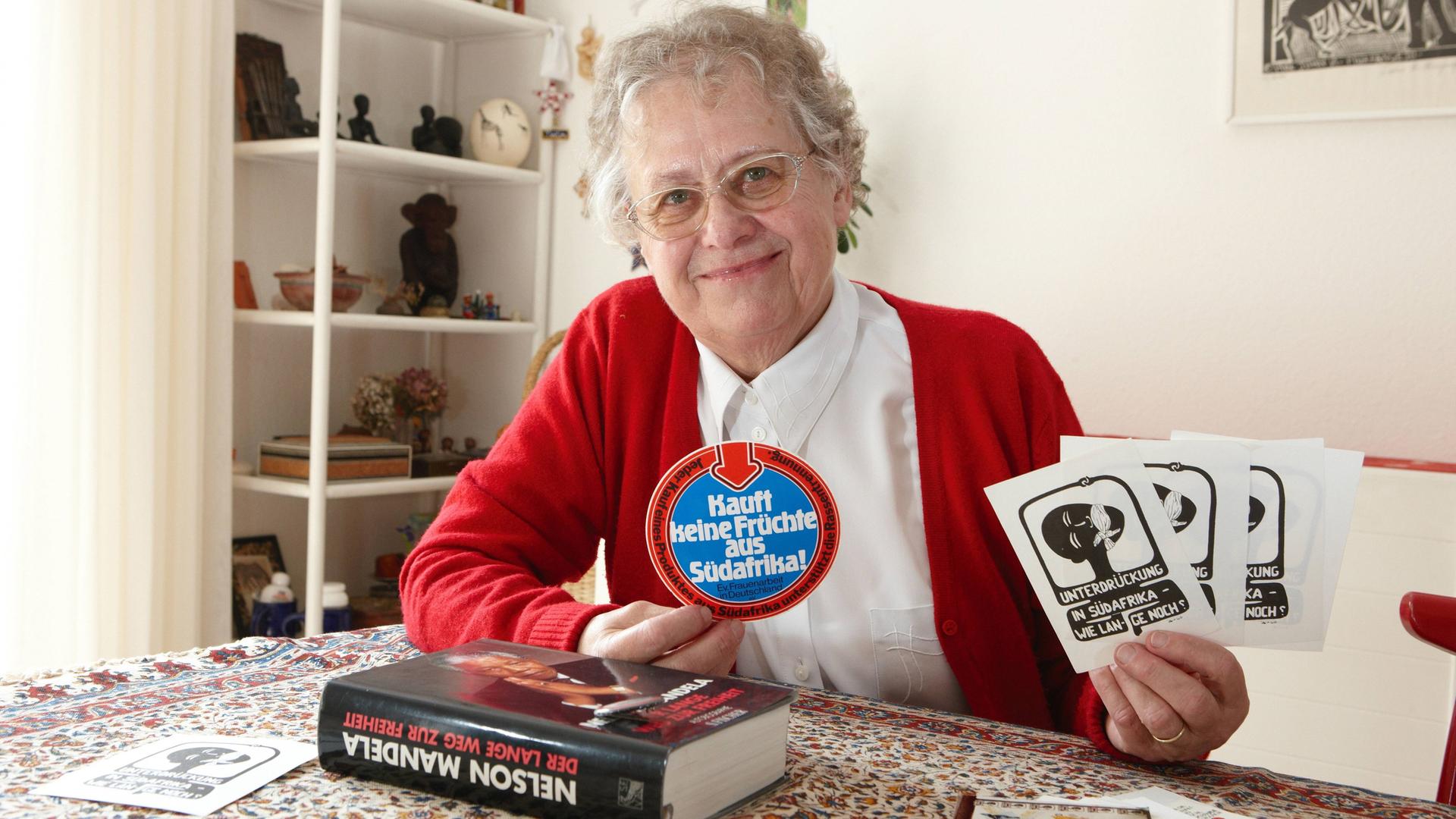 Ursula Trautwein zeigt in ihrer Frankfurter Wohnung am 6.4.2009 Aufkleber aus ihrer aktiven Zeit im Protest gegen das Regime in Südafrika. 