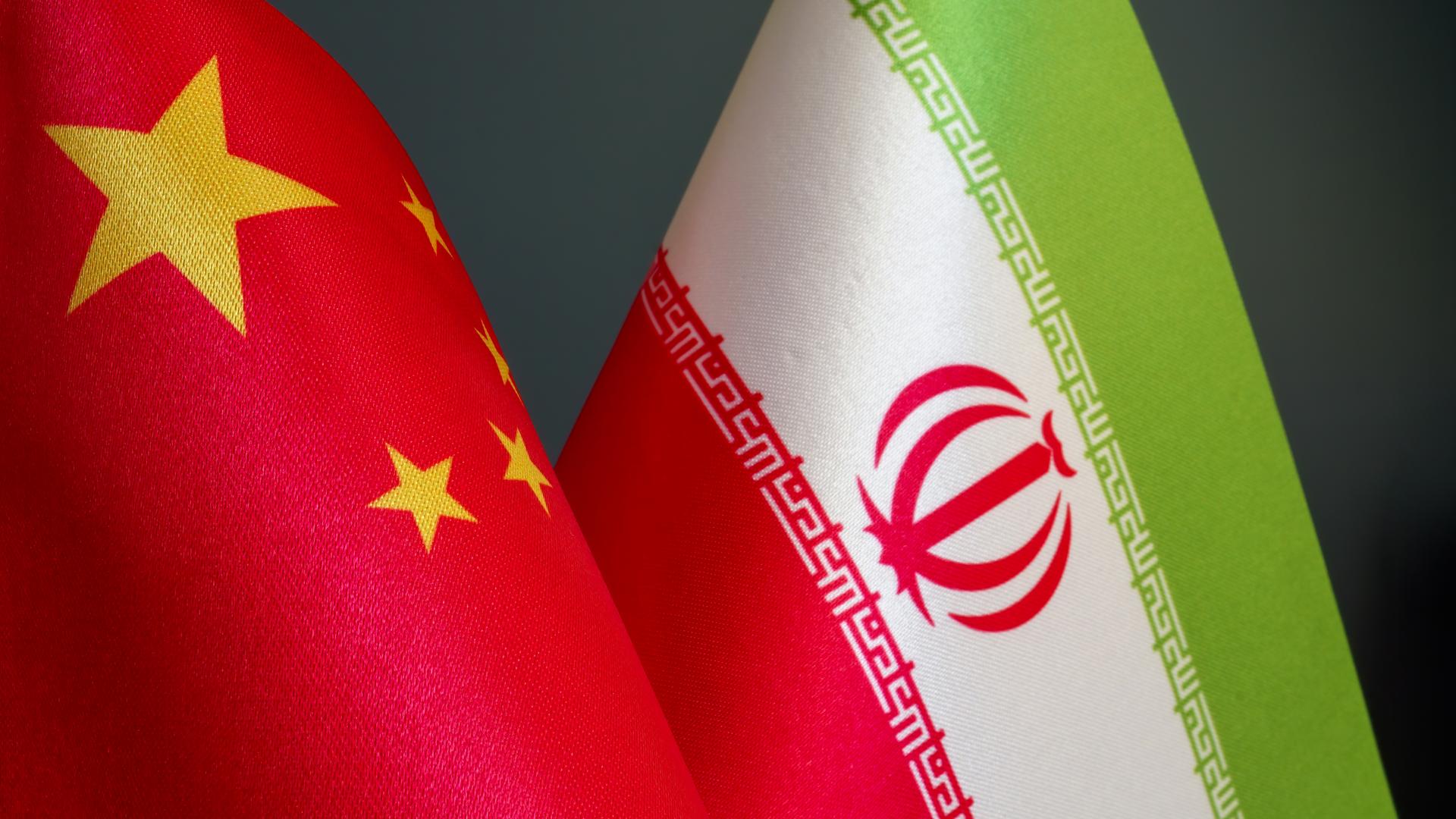 Eine China-Flagge ist neben einer Iran-Flagge zu sehen. 