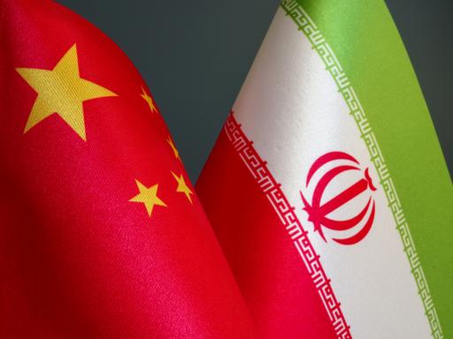 Eine China-Flagge ist neben einer Iran-Flagge zu sehen. 