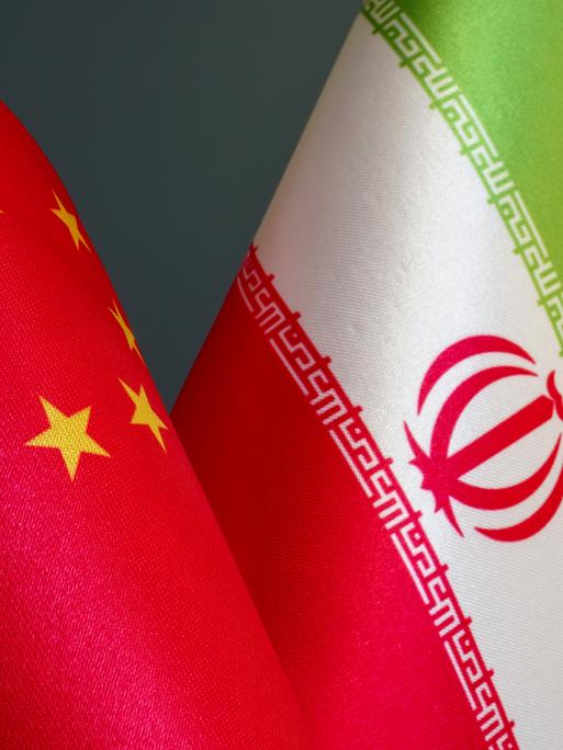 Eine China-Flagge ist neben einer Iran-Flagge zu sehen. 