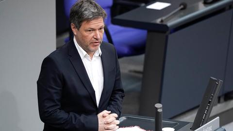 Wirtschafts- und Klimaminister Robert Habeck (Gruene) im Portrait bei Rede zum Tagesordnungspunkt 'Impfpficht gegen SARS-CoV-2' bei der 21. Sitzung des Deutschen Bundestag in Berlin