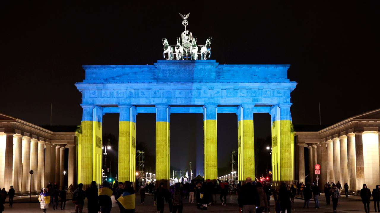 Das Brandenburger Tor wird in den Farben der ukrainischen Flagge angestrahlt, DEU, Berlin, 24.02.2023 Das Brandenburger Tor wird in den Farben der ukrainischen Flagge angestrahlt, DEU, Berlin, 24.02.2023