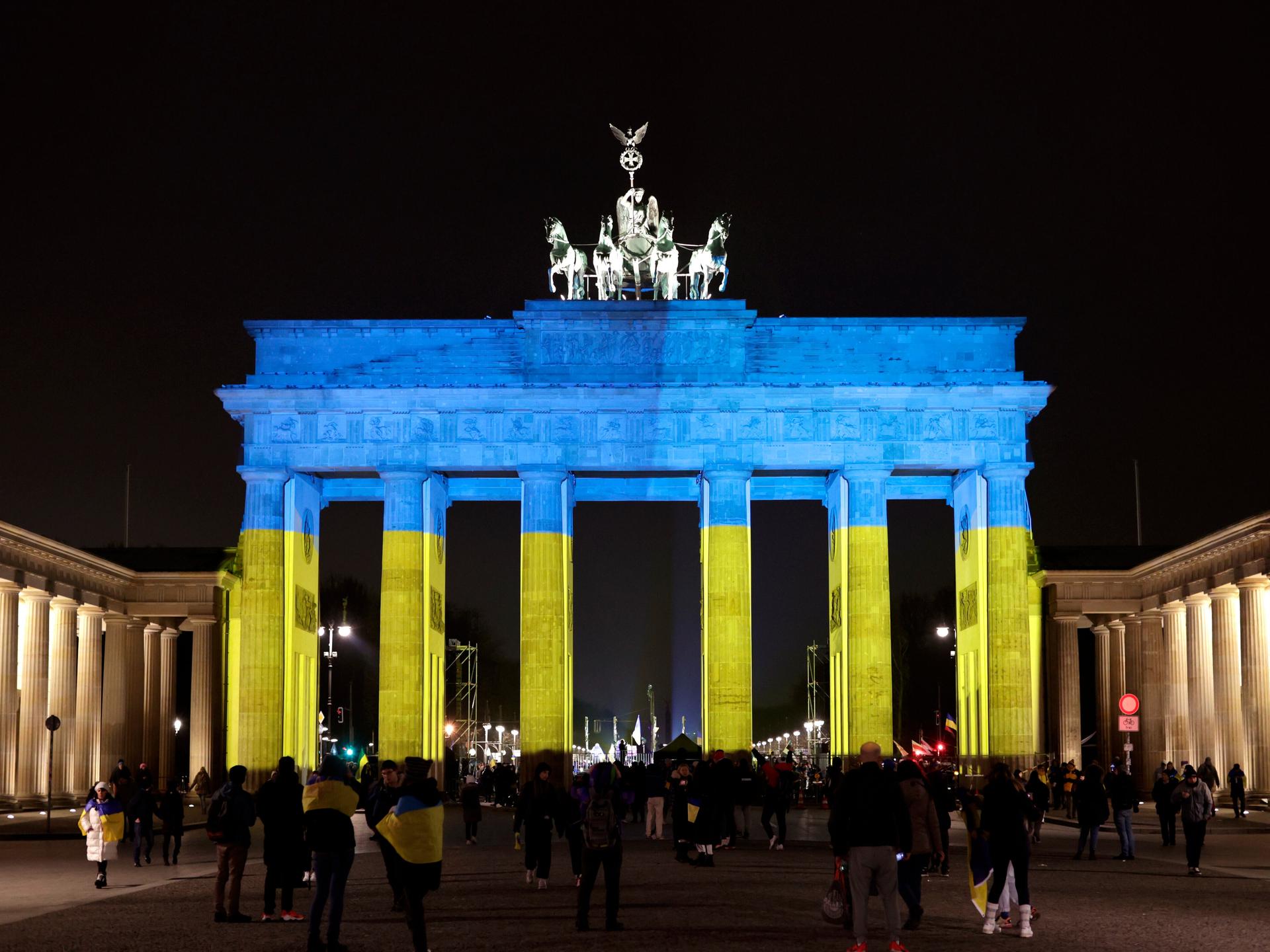 Das Brandenburger Tor wird in den Farben der ukrainischen Flagge angestrahlt, DEU, Berlin, 24.02.2023