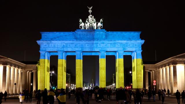 Das Brandenburger Tor wird in den Farben der ukrainischen Flagge angestrahlt, DEU, Berlin, 24.02.2023