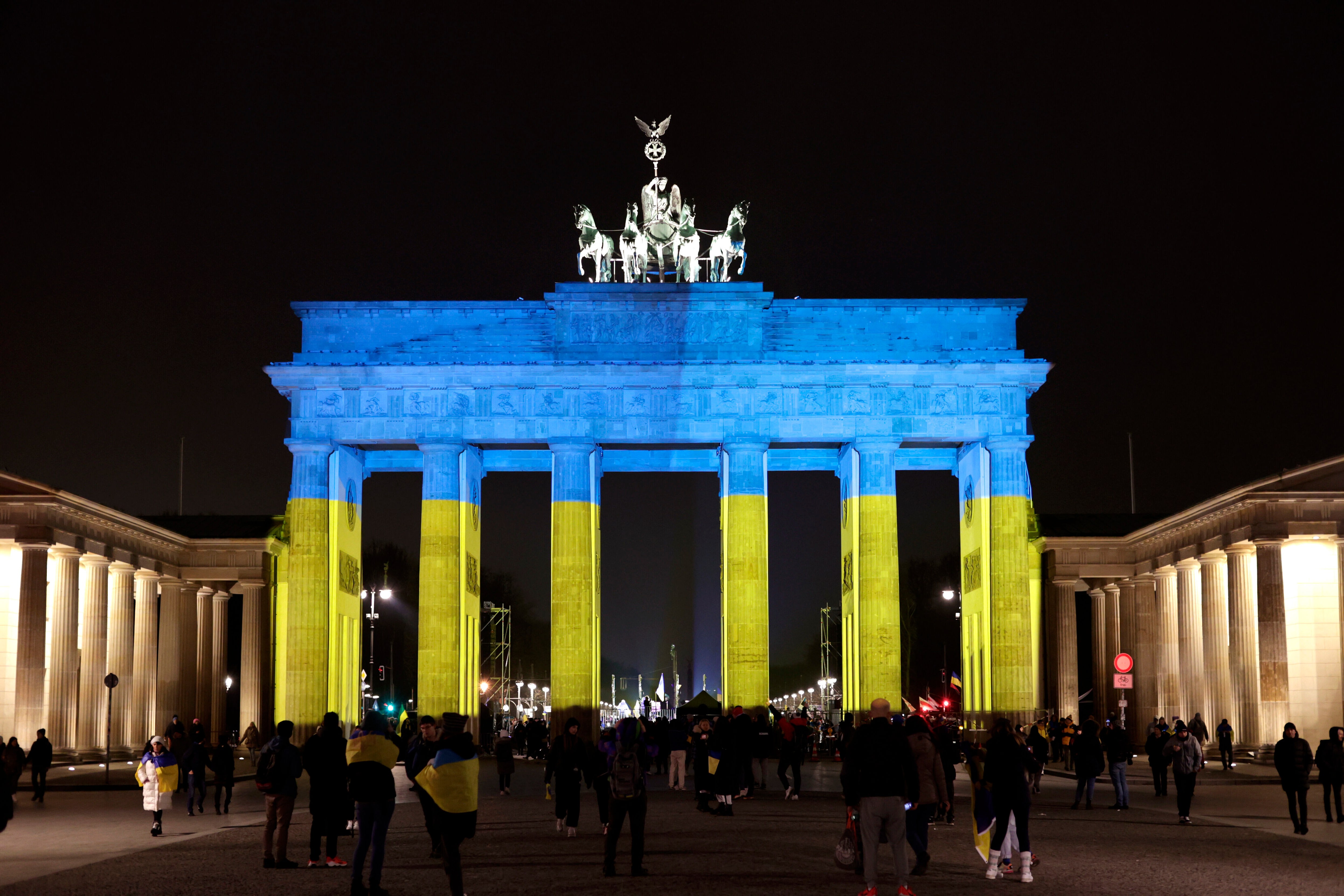 Das Brandenburger Tor wird in den Farben der ukrainischen Flagge angestrahlt, DEU, Berlin, 24.02.2023