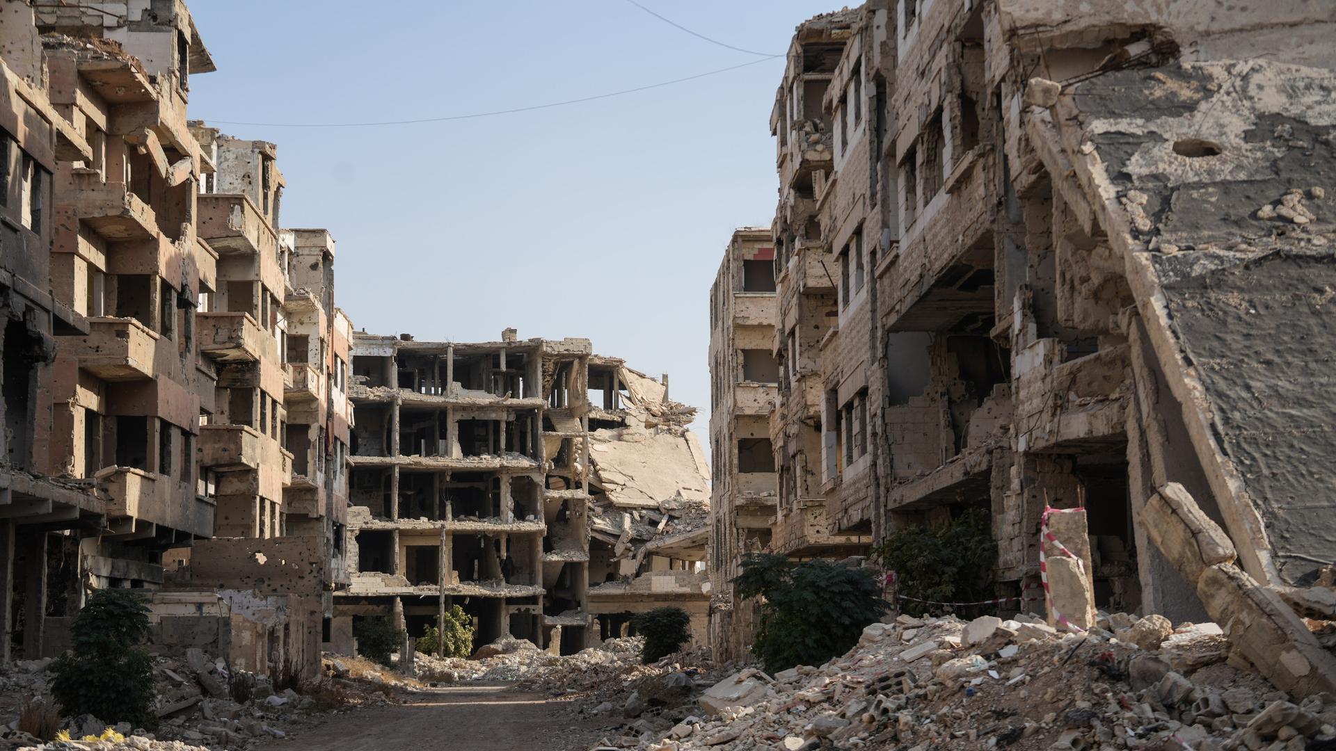Zerstörung in der syrischen Stadt Harasta. Von mehreren Häusern stehen nur noch die Grundfeste. Auf dem Boden liegen große Haufen Trümmer. Zerstörung in der syrischen Stadt Harasta. Von mehreren Häusern stehen nur noch die Grundfeste. Auf dem Boden liegen große Haufen Trümmer.