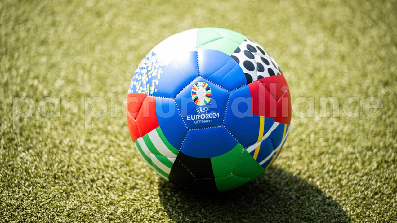 Ein FuÃball mit dem Logo der UEFA EURO 2024 liegt am Rande einer Pressekonferenz zu einem Ideenwettbewerb zur UEFA EURO 2024 auf einem Kunstrasenplatz.
