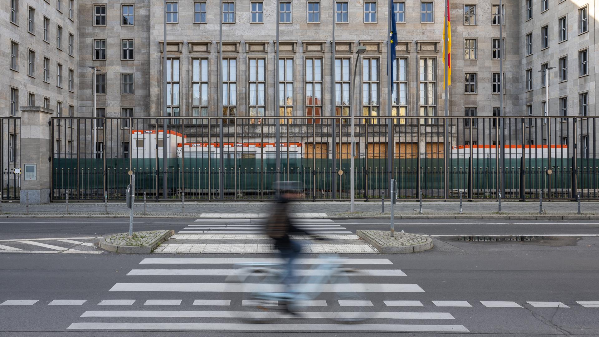 Ein Fahrradfahrer fährt am Finanzministerium vorbei.