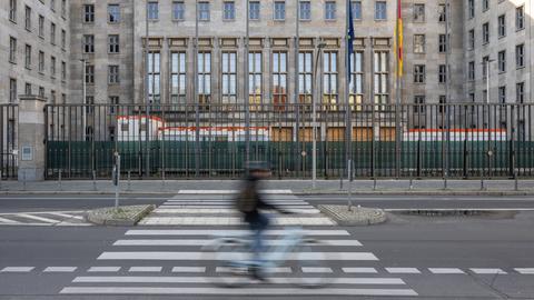 Ein Fahrradfahrer fährt am Finanzministerium vorbei. Das Finanzministerium hatte die Verpflichtungsermächtigungen aus dem Haushalt 2023 gesperrt. Hintergrund ist das Urteil des Bundesverfassungsgerichts, das die Umwidmung von Krediten in Höhe von 60 Milliarden Euro im Haushalt 2021 für nichtig erklärt.