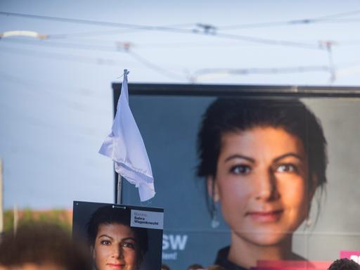 Zwei verschieden große Wahlplakate mit dem Gesicht von Sahra Wagenknecht zu sehen bei einer Wahlkampfveranstaltung des BSW auf dem Dresdner Schlossplatz. 