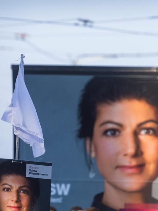 Zwei verschieden große Wahlplakate mit dem Gesicht von Sahra Wagenknecht zu sehen bei einer Wahlkampfveranstaltung des BSW auf dem Dresdner Schlossplatz. 