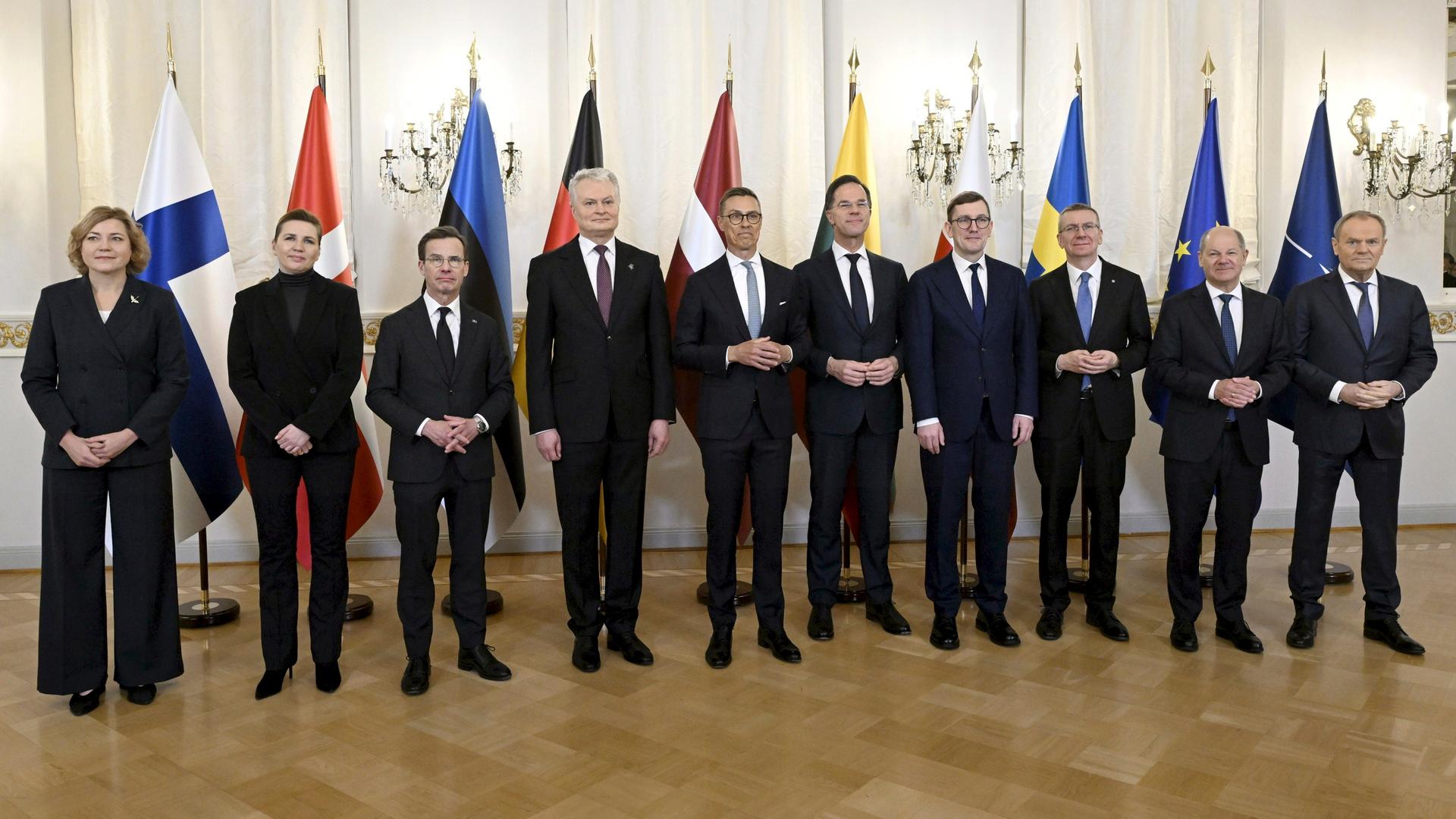 Die Teilnehmer des NATO-Gipfeltreffens stehen für ein Gruppenfoto nebeneinander.