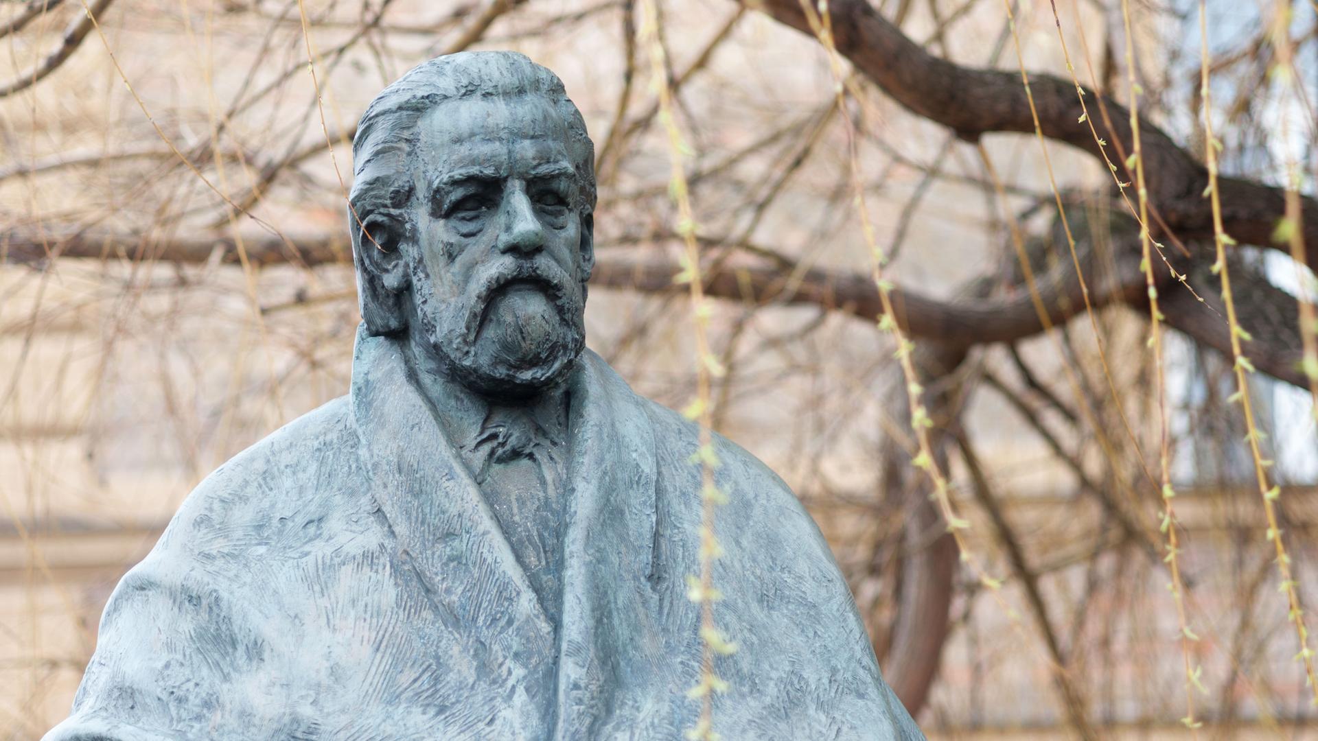 Eine Statue am Ufer der Moldau in Prag erinnert an den tschechischen Komponisten Bedrich (Friedrich) Smetana. Er wurde am 02. März 1824 geboren und lebte viele Jahre in Prag