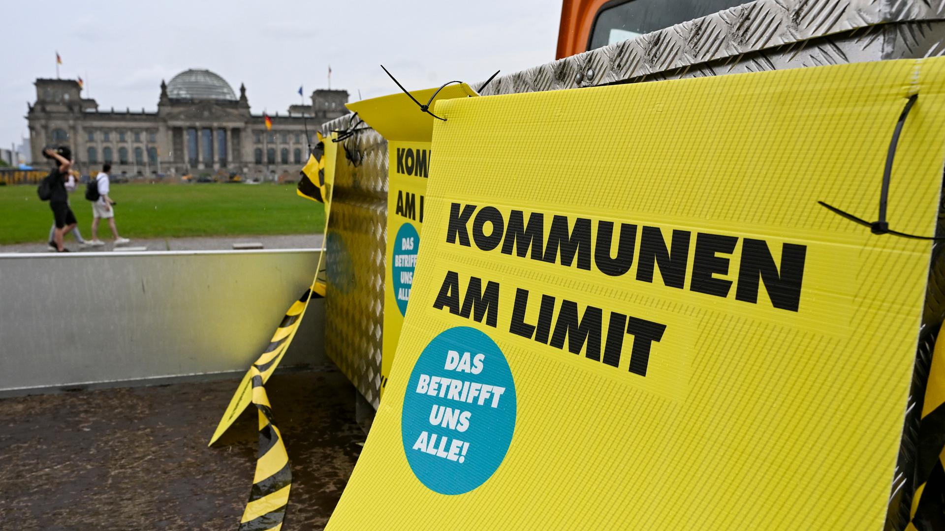 Bei einer Demonstration von Städten und Kommunen für mehr finanzielle Unterstützung durch den Bund sind Plakate mit der Aufschrift „Kommunen am Limit“ zu sehen. Bei einer Demonstration von Städten und Kommunen für mehr finanzielle Unterstützung durch den Bund sind Plakate mit der Aufschrift „Kommunen am Limit“ zu sehen.