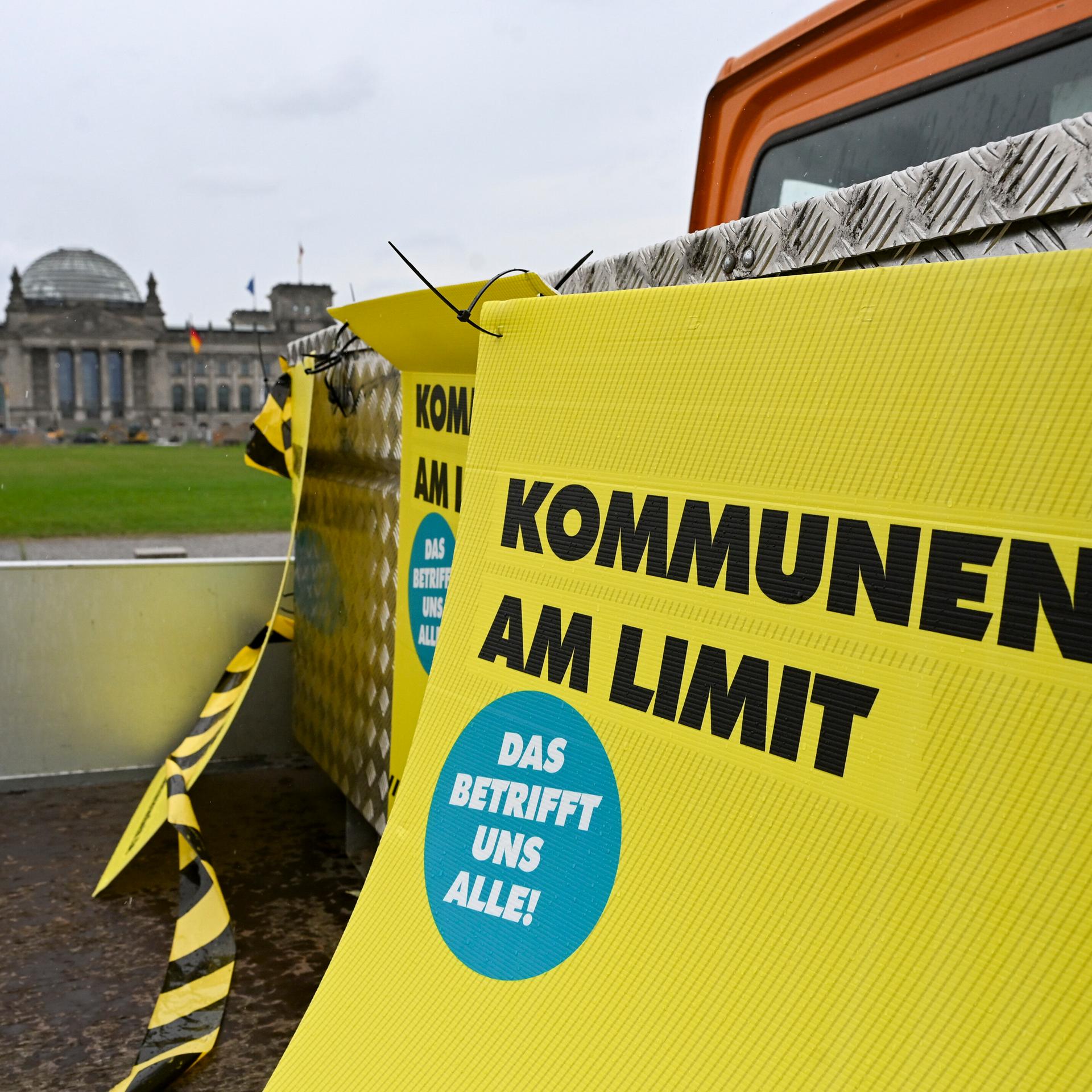 Bei einer Demonstration von Städten und Kommunen für mehr finanzielle Unterstützung durch den Bund sind Plakate mit der Aufschrift „Kommunen am Limit“ zu sehen.
