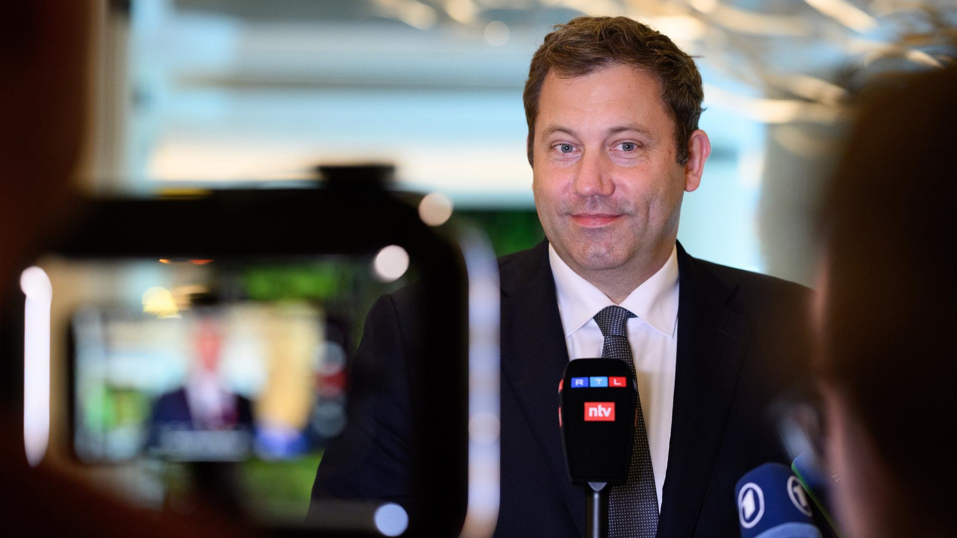 Lars Klingbeil (SPD), Bundesminister der Finanzen, äußert sich gegenüber Medienvertretern im Hotel Shangri-La zum Abschluss seiner Asien-Reise. 