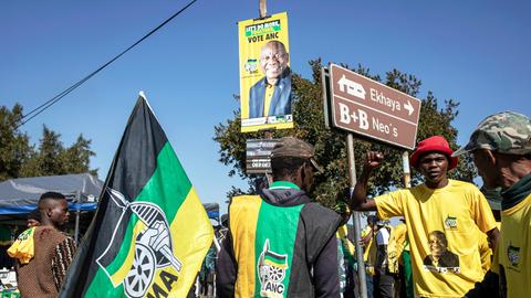 Anhänger des Afrikanischen Nationalkongresses (ANC) warten auf die Ankunft von Präsident Cyril Ramaphosa.