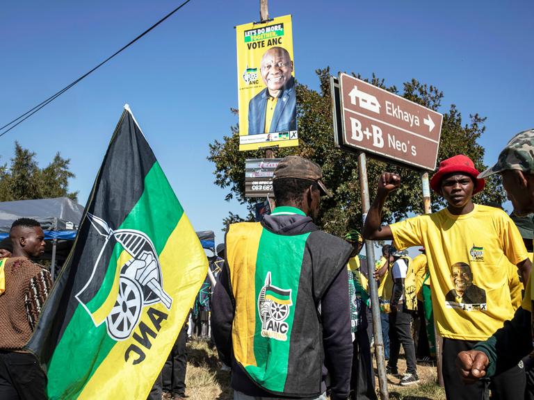 Anhänger des Afrikanischen Nationalkongresses (ANC) warten auf die Ankunft von Präsident Cyril Ramaphosa.