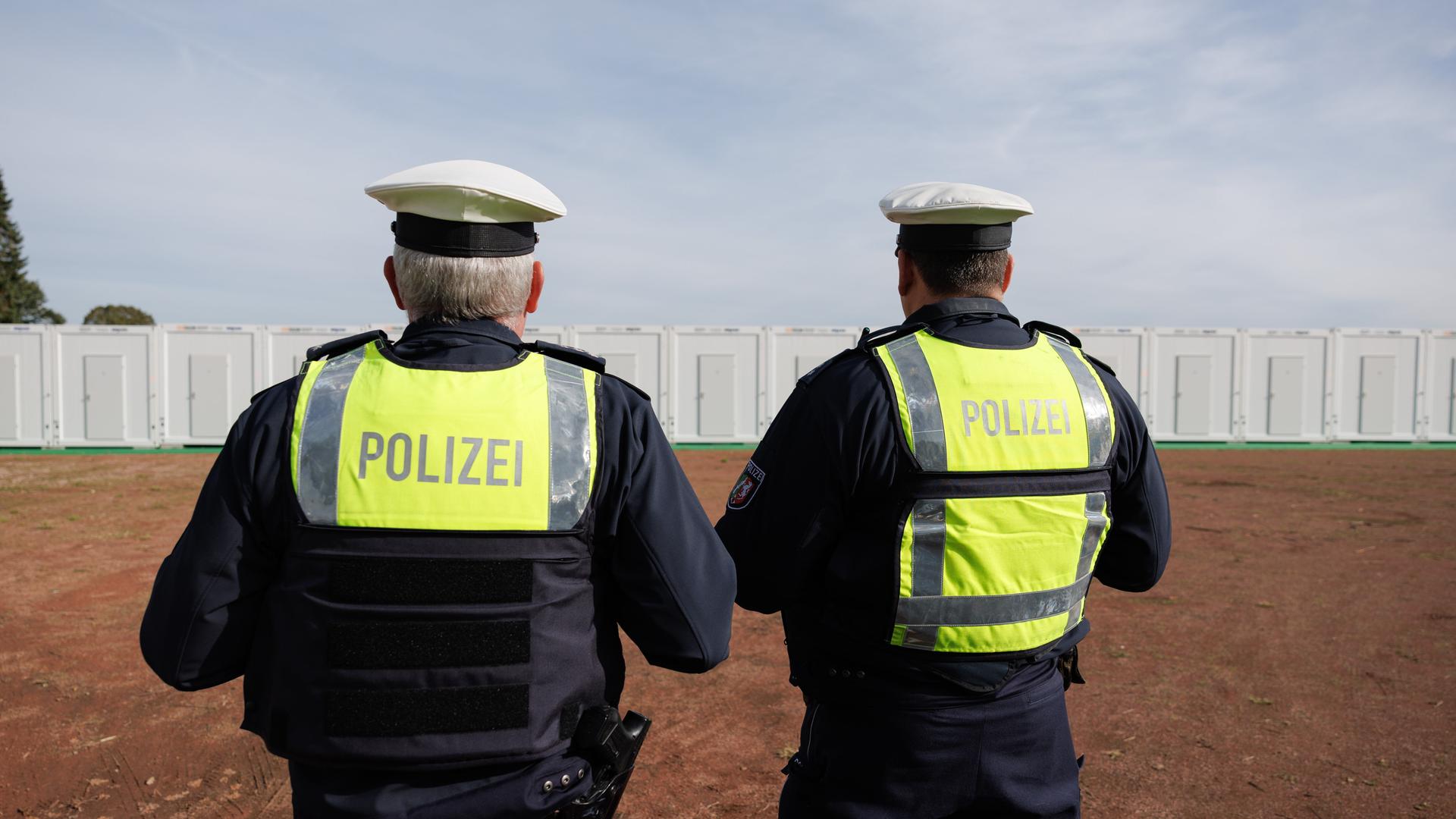 Polizisten stehen an einer Geflüchtetenunterkunft in Ostwestfalen
