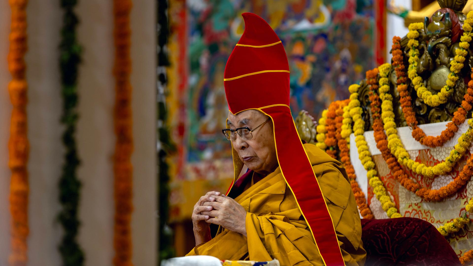 Der Dalai Lama trägt im Juni 2025 einen zeremoniellen Hut während eines Gebets für ein langes Leben im Tsuglakhang-Tempel in Indien.