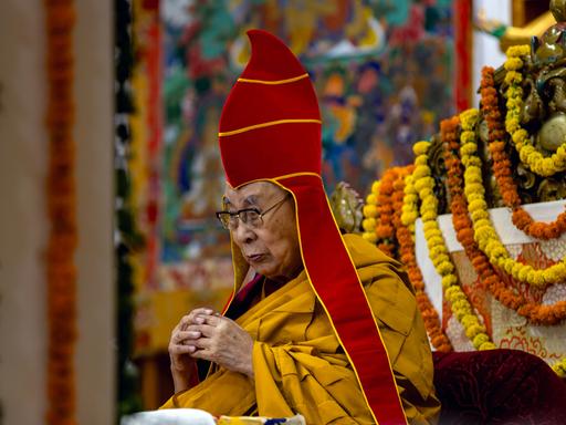 Der Dalai Lama trägt im Juni 2025 einen zeremoniellen Hut während eines Gebets für ein langes Leben im Tsuglakhang-Tempel in Indien.