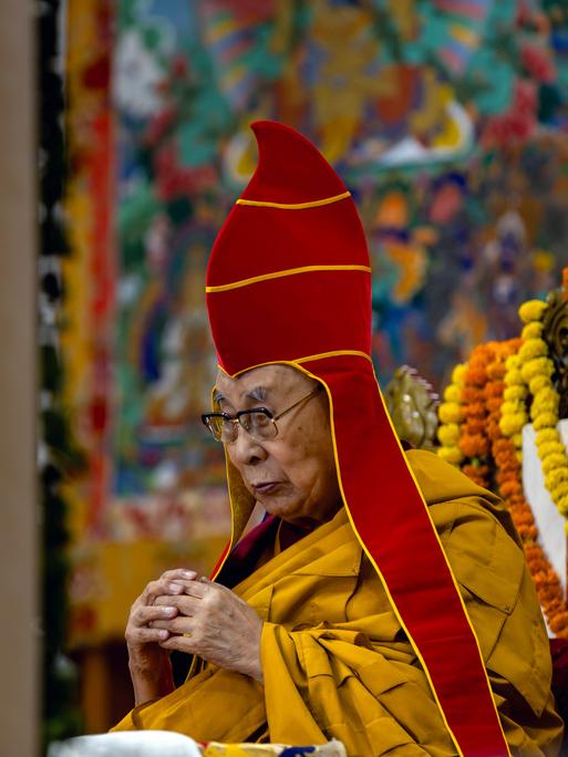Der Dalai Lama trägt im Juni 2025 einen zeremoniellen Hut während eines Gebets für ein langes Leben im Tsuglakhang-Tempel in Indien.