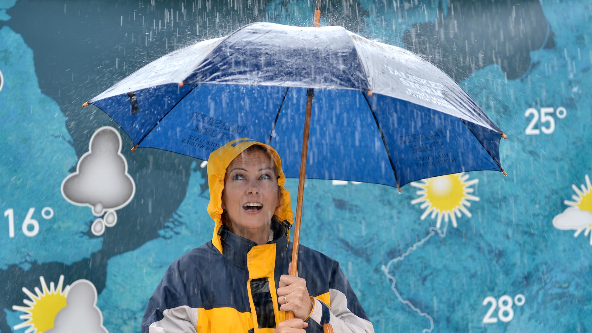 Die Wettermoderatorin Maxi Biewer posiert am 24.05.2013 in Berlin bei einer Werbeaktion. Foto: Britta Pedersen/dpa