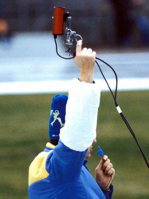 Der Starter hat den Finger am Abzug: Vor Abgabe des Startschusses bei einem Eisschnellaufwettbewerb in der damaligen DDR 1982 Der Starter hat den Finger am Abzug: Vor Abgabe des Startschusses bei einem Eisschnellaufwettbewerb in der damaligen DDR 1982