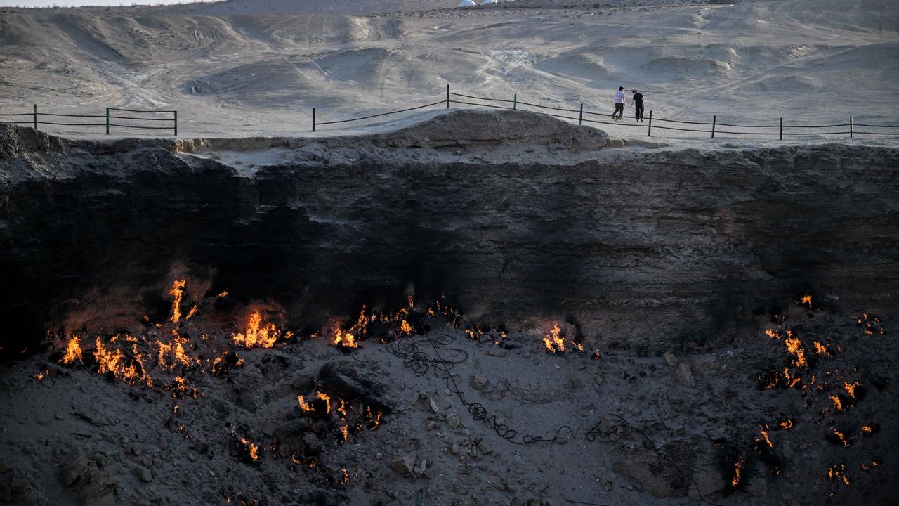 Durch austretendes Gas gibt es viele kleine Feuer auf dem Boden.