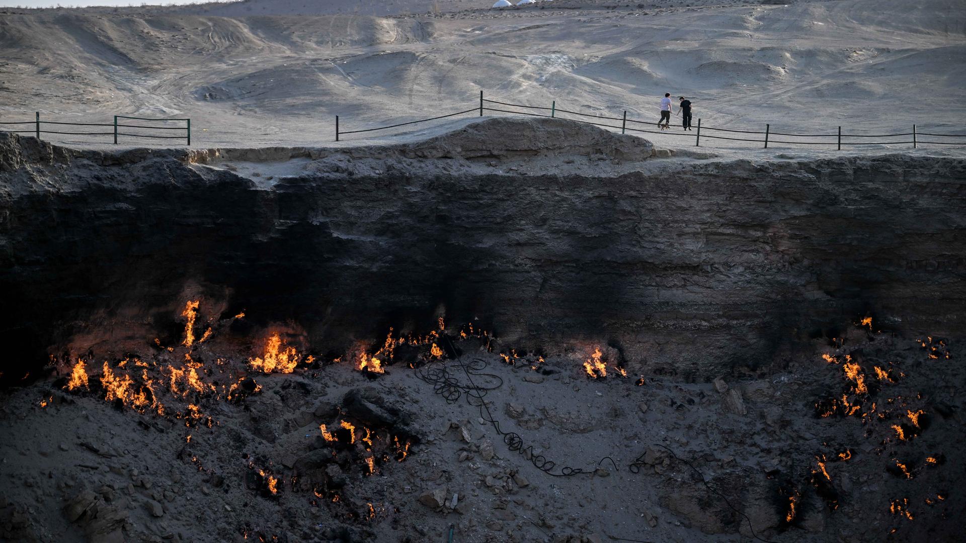 Durch austretendes Gas gibt es viele kleine Feuer auf dem Boden. Durch austretendes Gas gibt es viele kleine Feuer auf dem Boden.