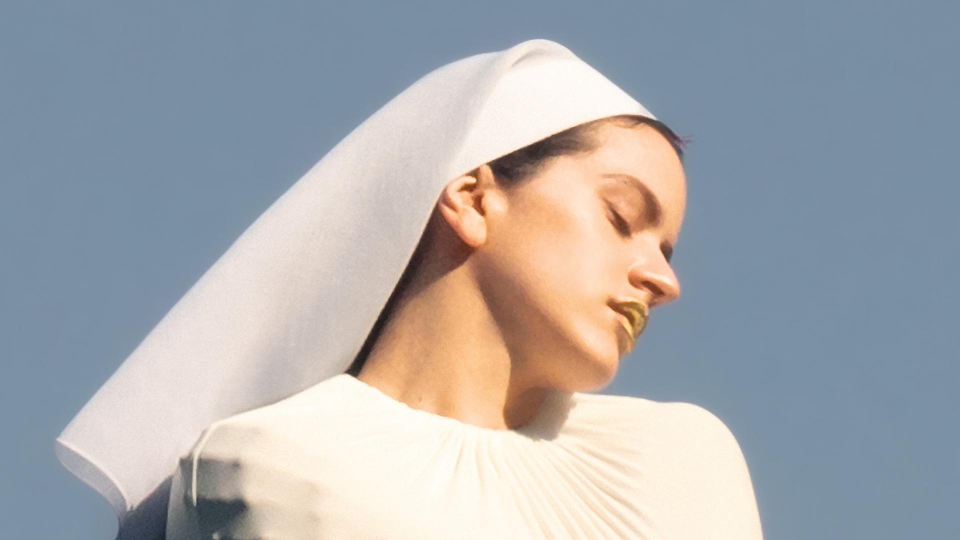 Auf dem Albumcover "Lux" ist Rosalia mit einer weißen Novizinnenhaube zu sehen. Ihre Arme sind unter einem weißen Oberteil verschränkt.