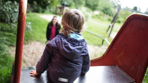Ein kleiner Junge Noah sitzt in Dortmund (Nordrhein-Westfalen) alleine auf einer Rutsche, während seine Mutter auf ihn wartet. 
