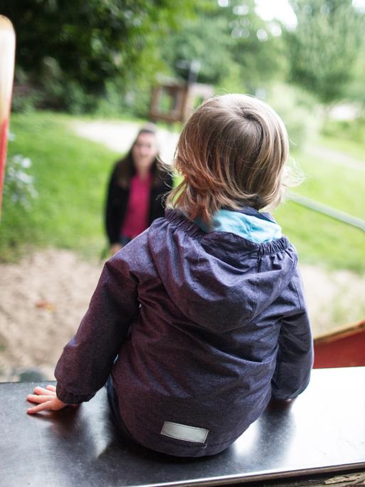 Ein kleiner Junge Noah sitzt in Dortmund (Nordrhein-Westfalen) alleine auf einer Rutsche, während seine Mutter auf ihn wartet. Ein kleiner Junge Noah sitzt in Dortmund (Nordrhein-Westfalen) alleine auf einer Rutsche, während seine Mutter auf ihn wartet.